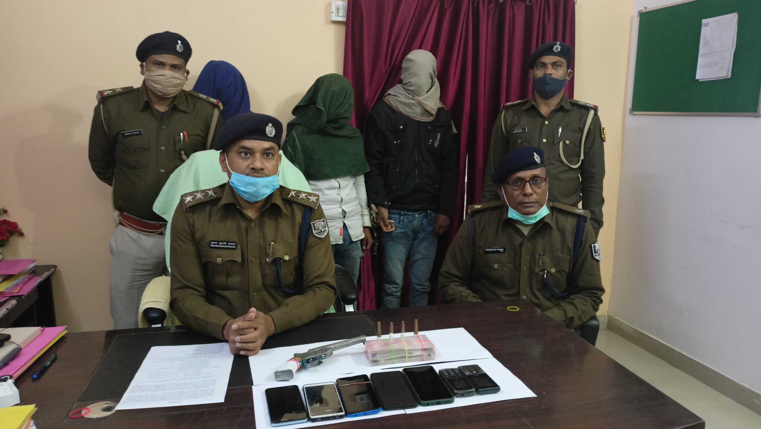 DSP कृष्ण मुरारी प्रसाद ने प्रेस कॉन्फ्रेंस में बताया मोटरसाइकिल लूट के मामले में पुलिस ने बाइक समेत तीन लुटेरे को किया गिरफ्तार