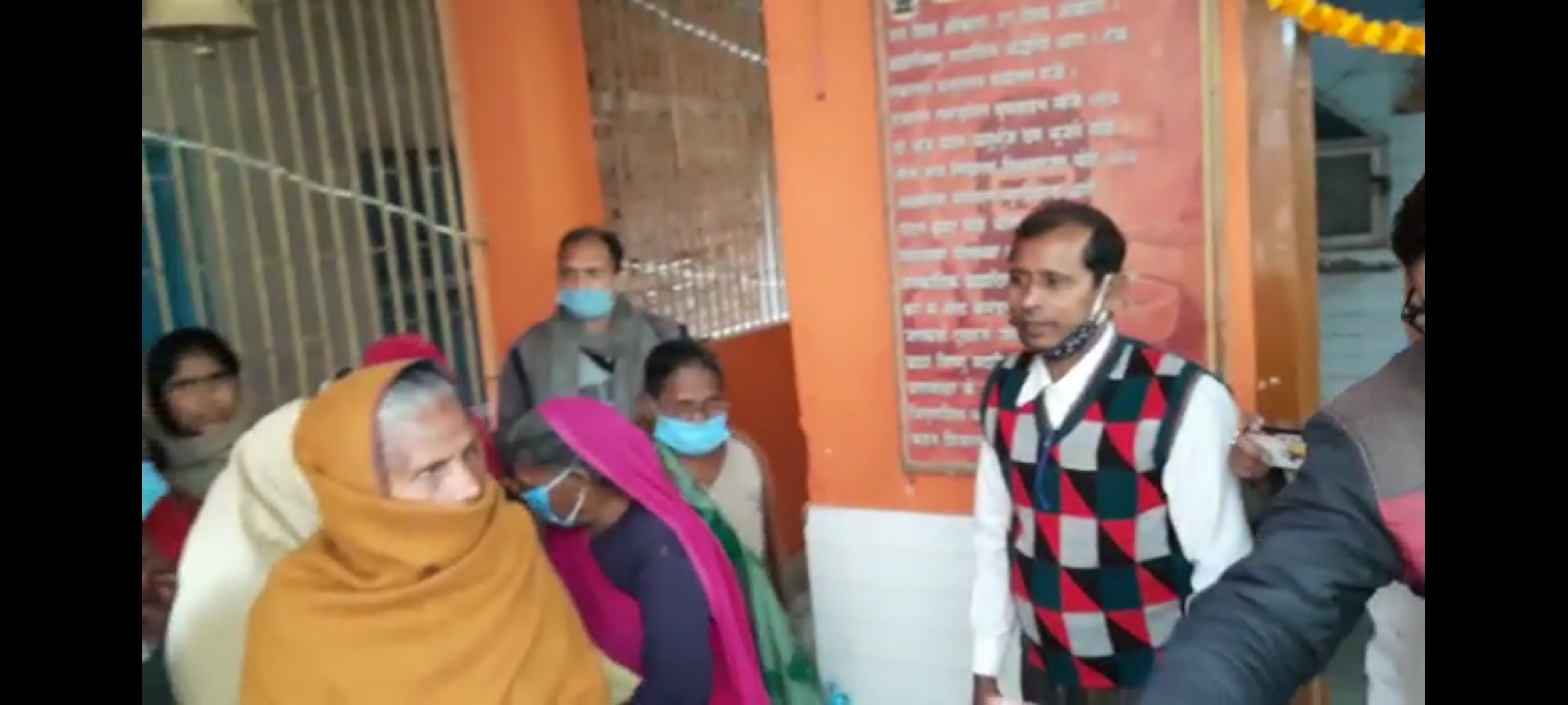 मकर सक्रांति के अवसर पर नर्मदेश्वर महादेव मंदिर द्वारा 68 गरीबों के बीच बांटा गया कमल, डीएसपी रहे मौजूद