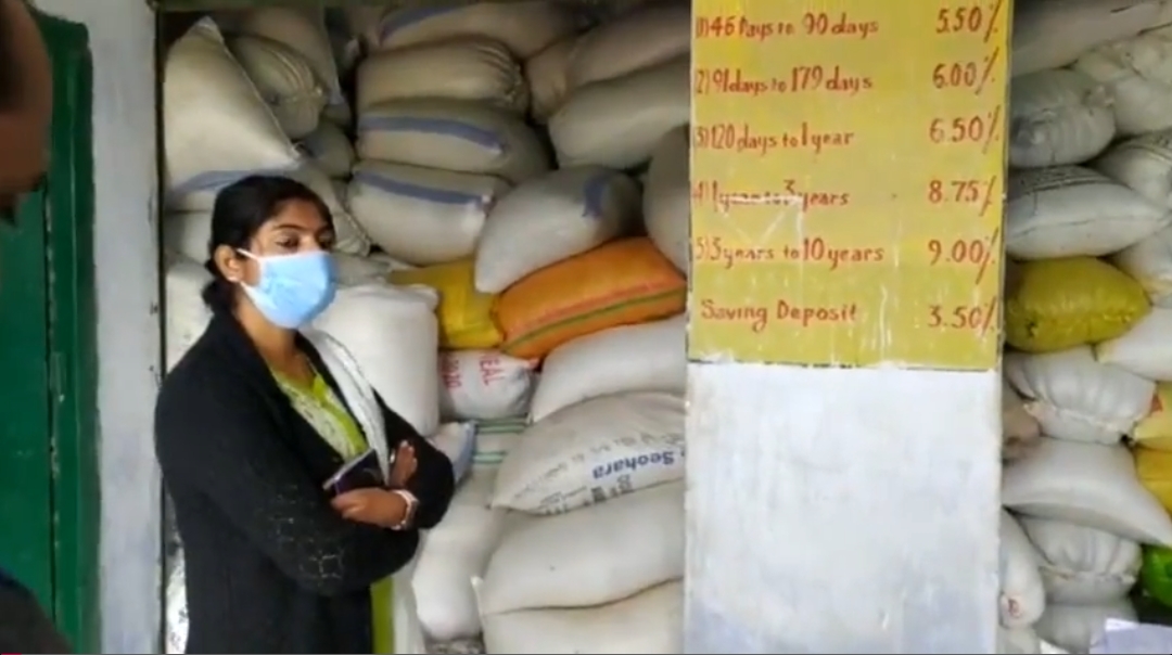 हिलसा प्रखंड के अरपा पंचायत के कालियाचक गांव में प्रखंड विकास पदाधिकारी प्रिया कुमारी ने नालंदा जिला अधिकारी के दिशा निर्देश पर फैक्स गोदाम को किया औचक निरीक्षण।