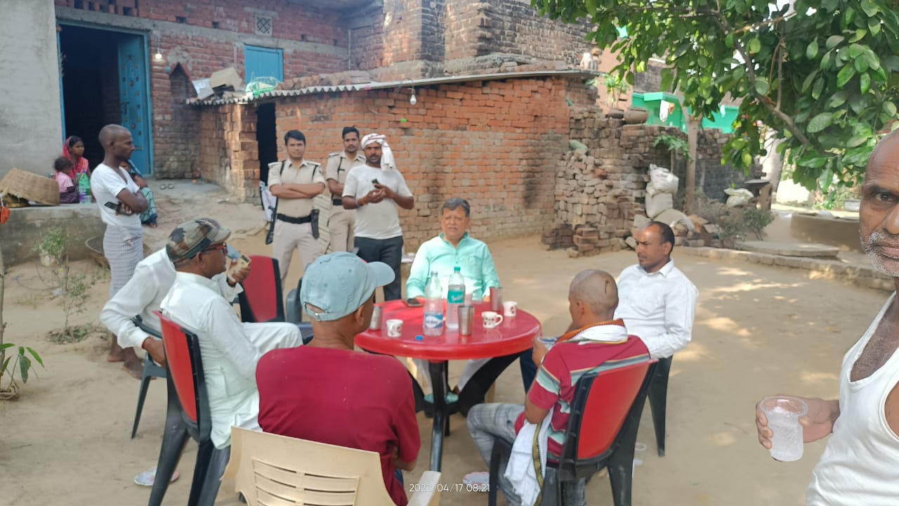 समाजसेवी बंसी चौहान की मृत्यु होने पर उनके परिजन से मुलाकात करने पहुंचे हिलसा विधायक कृष्ण मुरारी शरण